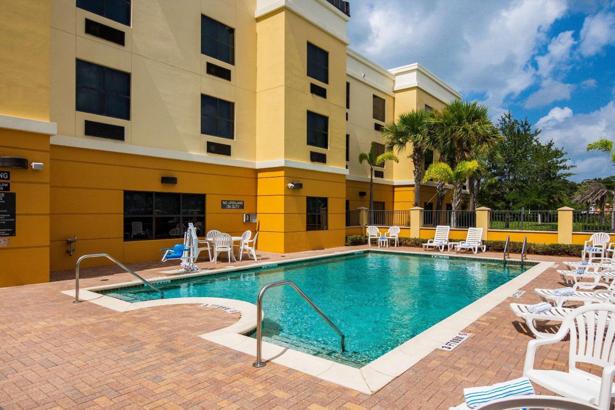 Comfort Suites Vero Beach I-95 Ngoại thất bức ảnh